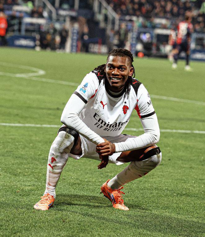 意甲领头羊易主！莱奥一剑封喉新援首秀，AC米兰1-0超越国米登顶